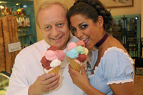Alfons Schuhbeck und Model schlecken das neue Wiesn-Eis
