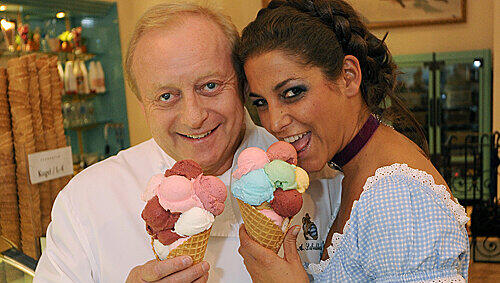 Alfons Schuhbeck und Model schlecken das neue Wiesn-Eis Alfons Schuhbeck und Model schlecken das neue Wiesn-Eis