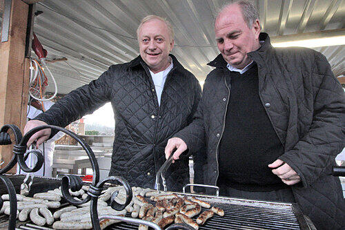 Nicht nur in Sachen Bratwurst einer Meinung: TV-Koch Alfons Schuhbeck (links) und HoWe-Boss Uli Hoeneß.