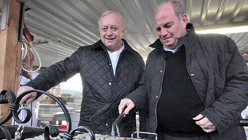 Nicht nur in Sachen Bratwurst einer Meinung: TV-Koch Alfons Schuhbeck (links) und HoWe-Boss Uli Hoeneß. Nicht nur in Sachen Bratwurst einer Meinung: TV-Koch Alfons Schuhbeck (links) und HoWe-Boss Uli Hoeneß.