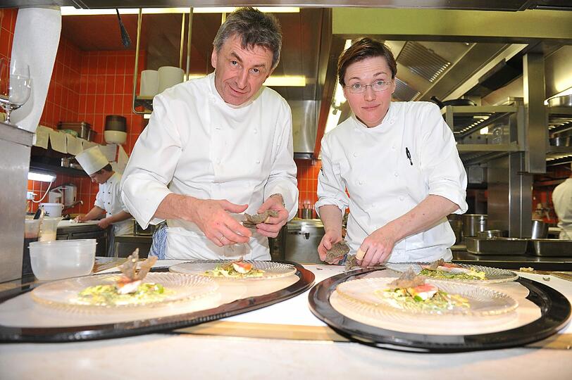 Kein Fehler entgeht ihnen. Tantris-Küchenchef Hans Haas und seine Sous-Chefin Sigi Schelling wachen...