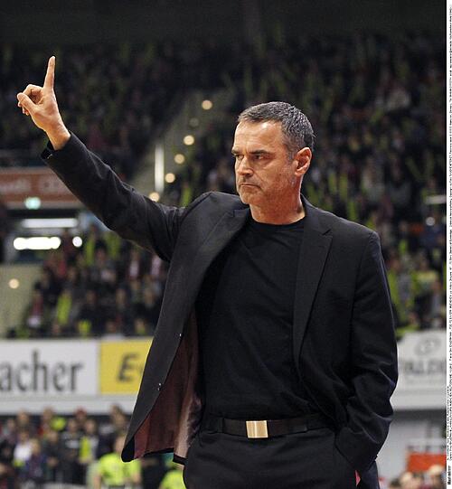 Angst vor dem Burnout: 
Eigentlich wollte Dirk Bauermann, Coach der Basketballer des FC Bayern, vermeiden, nochmals Bundes- und Vereinstrainer gleichzeitig zu sein. &bdquo;In Bamberg hat es von 2005 bis 2007 recht gut geklappt&ldquo;, sagt Bauermann, &bdquo; aber ich habe gemerkt: Es gibt ein Problem mit der Energie.&ldquo; Zum einen verbot der Verband die Doppelfunktion, zum anderen wollte sich Bauermann &bdquo;vor einem Schicksal mit einem Burnout wie Ralf Rangnick&ldquo; schützen. Er blieb Bundestrainer &ndash; dann klopften vor der Saison 2010/11 die Bayern mit ihrem Basketballprojekt an. Bauermann blieb mit einer Ausnahmegenehmigung bis zur EM im Sommer 2011 Bundestrainer und entschied sich für München. &bdquo;Ich bin aus dem Flieger direkt in die Halle gekommen und hatte keine Pause&ldquo;, sagt Bauermann. &bdquo;Ich glaube nicht, dass eine Doppelfunktion langfristig gut gehen kann.&ldquo;