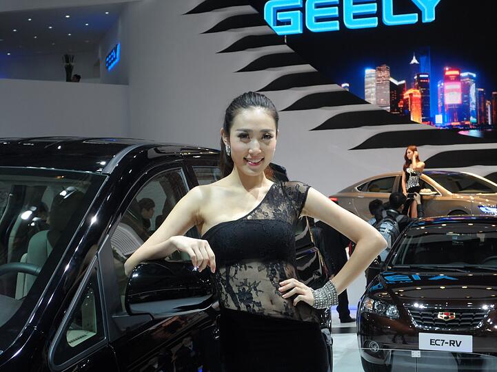 Schöne Frauen an neuen Autos: Eine nach wie vor unschlagbar attraktive Kombination - auch in Shanghai.