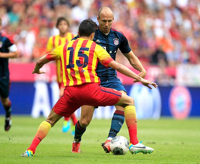 ARJEN ROBBEN NOTE 2
Mal ganz vorne, mal rechts außen &ndash; der Holländer im neuen System als Kilometerfresser. Rochierte viel. Sein fast sicheres 1:0 klärte Tello auf der Linie (4.). Zur Halbzeit raus.