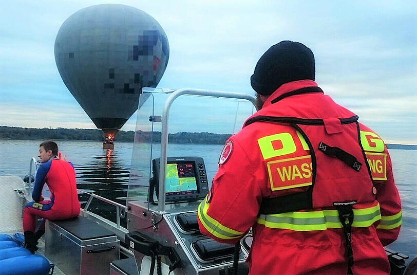 Ein Heißluftballon ist in den Starnberger See gestürzt. Die Bilder von der spektakulären Rettungsaktion.