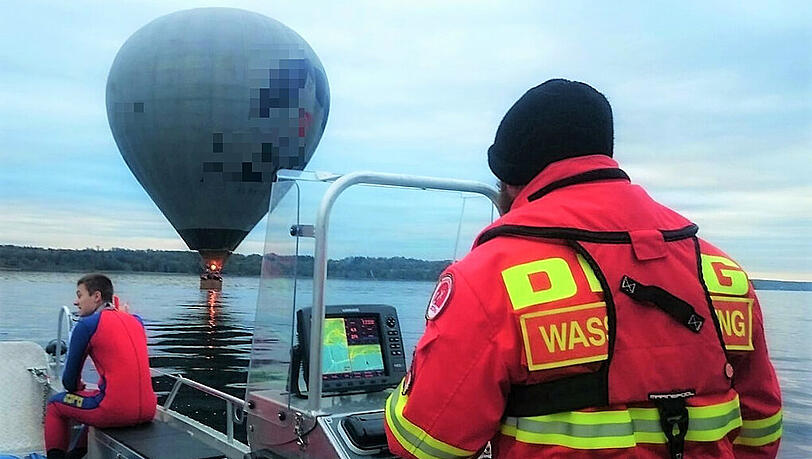Ein Heißluftballon ist in den Starnberger See gestürzt. Die Bilder von der spektakulären Rettungsaktion. Ein Heißluftballon ist in den Starnberger See gestürzt. Die Bilder von der spektakulären Rettungsaktion.