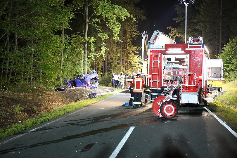 Zwei Mädchen sterben in dem Wrack. Bei einem der Opfer handelt es sich um die Tochter des Feuerwehrkommandanten, der als erster an die Unfallstelle kommt.