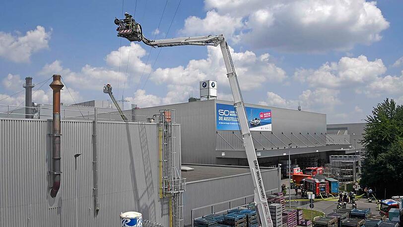 Bilder des Feuerwehreinsatzes am Landshuter BMW-Werk: Der Sachschaden wird auf über zwei Millionen Euro geschätzt.