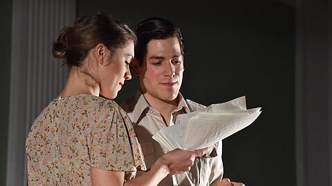Jonathan Hutter und Henrike Hahn als Fritz Hartnagel und Sophie Scholl.