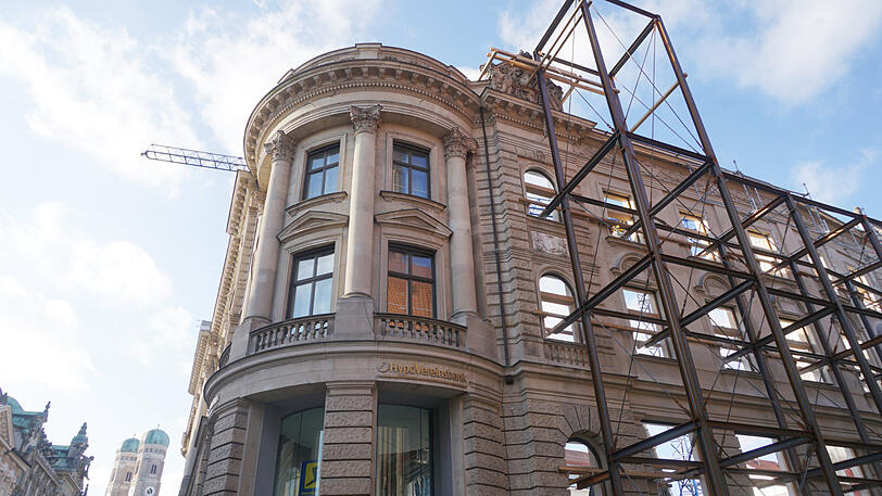 Die denkmalgeschützte Fassade an der Kardinal-Faulhaber Straße steht. Dahinter sieht es anders aus.