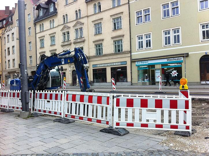 Meterlange Bauzäune an der Kapuzinerstraße