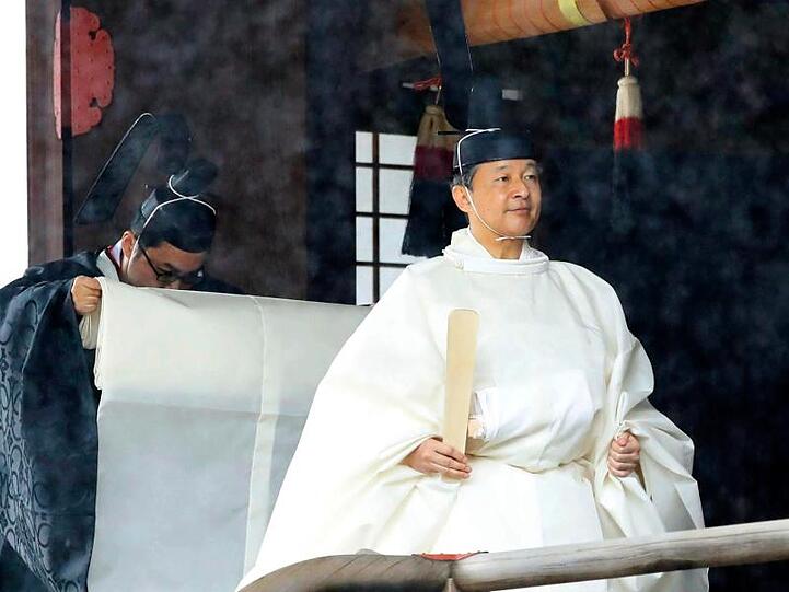 Japans Kaiser Naruhito pilgert in die heiligen Schreine.