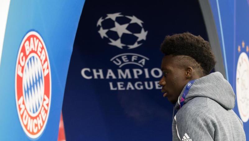 Alphonso Davies von Bayern München kommt vor einem Spiel in die Arena. Foto: Sven Hoppe/Archiv Alphonso Davies von Bayern München kommt vor einem Spiel in die Arena. Foto: Sven Hoppe/Archiv