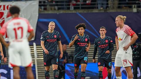 Erling Haaland (l-r) und Rico Lewis feiern Phil Foden für dessen Führungstor.
