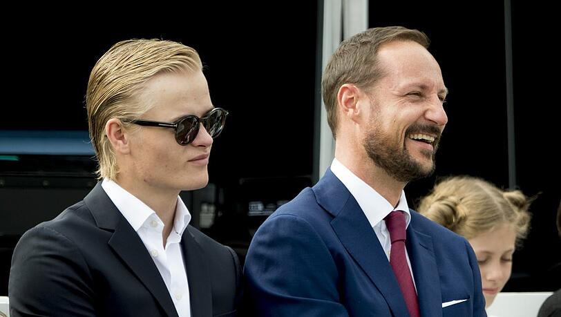 Marius Borg Høiby (li.) war als Teil der Königsfamilie bei vielen offiziellen Anlässen dabei - wie hier mit Kronprinz Haakon 2016 bei den Feierlichkeiten zum 25. Jubiläum der Krönung von Harald und Sonja in Trondheim.
