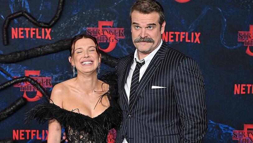 Millie Bobby Brown und David Harbour strahlen bei der "Stranger Things"-Premiere Seite an Seite. Millie Bobby Brown und David Harbour strahlen bei der "Stranger Things"-Premiere Seite an Seite.