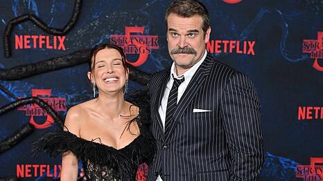 Millie Bobby Brown und David Harbour strahlen bei der "Stranger Things"-Premiere Seite an Seite.