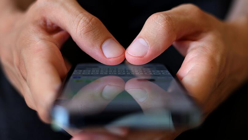 Die Polizei ermittelt nach Chats mit Missbrauchsbildern und Gewaltdarstellungen. (Symbolbild)