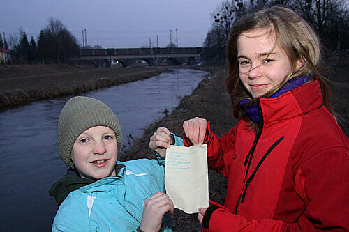 Youri Marhauer und Katharina Linke mit der Flaschenpost aus DDR-Zeiten