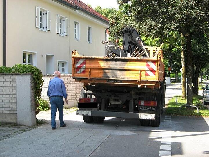 Da hilft nur auf die Straße wechseln: Dieser Kipper in der Guardinistraße blockiert Geh- und Radlweg gleichzeitig.