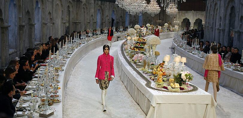 Models aus einer anderen Welt: Karl Lagerfeld hat am Dienstag seine neue &bdquo;Chanel Métiers d&rsquo;Art&ldquo;-Kollektion in Paris präsentiert - hier gibt's die besten Bilder.