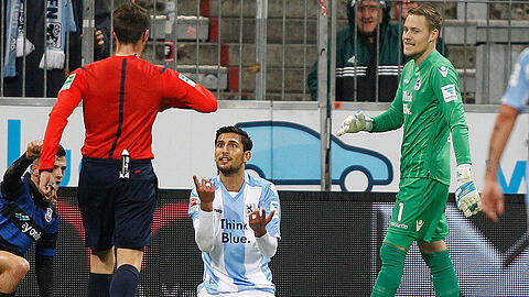 Sertan Yegenoglu (links) protestiert nach seinem Foul, das zum Elfmeter gegen die Löwen und zum entscheidenden Gegentreffer führte. Rechts 1860-Keeper Vitus Eicher.