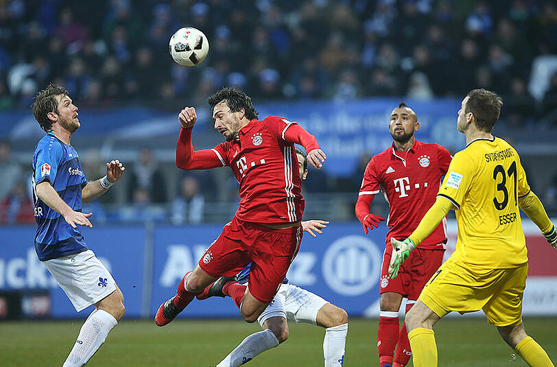 MATS HUMMELS: NOTE 2 - Mehr in Kopfballduelle verwickelt als in Boden-Zweikämpfe. Meist Sieger und souverän. Reklamierte, dass er bei seiner Kopfballchance geschubst wurde. Sah Gelb.