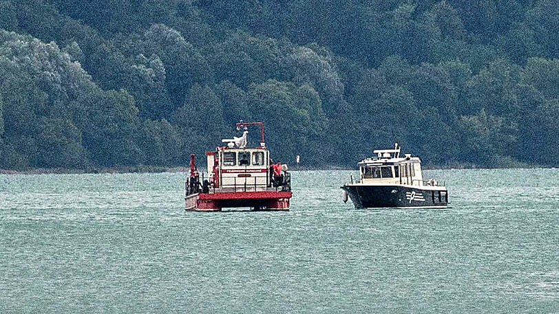 Ein Kleinflugzeug ist bei Konstanz-Litzelstetten in den Bodensee gestürzt. Einsätzkräfte sind am Unfallort.