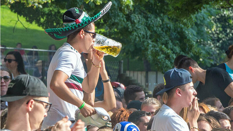 Deutsche und mexikanische Fans im Hirschgarten: die Bilder vom Public Viewing.