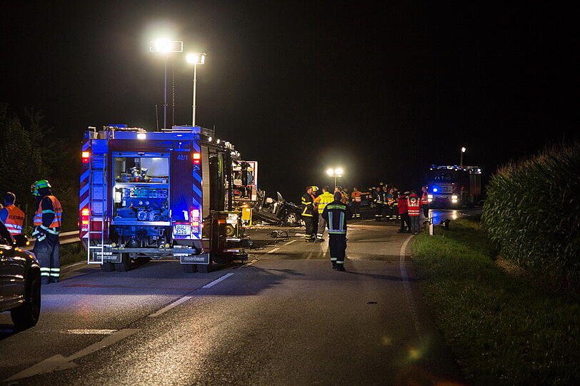 Auf der B20 bei Feldkirchen kollidierten am Sonntagabend zwei Autos. Ein Mann erlag noch an der Unfallstelle seinen Verletzungen, zwei weitere wurden schwer verletzt.