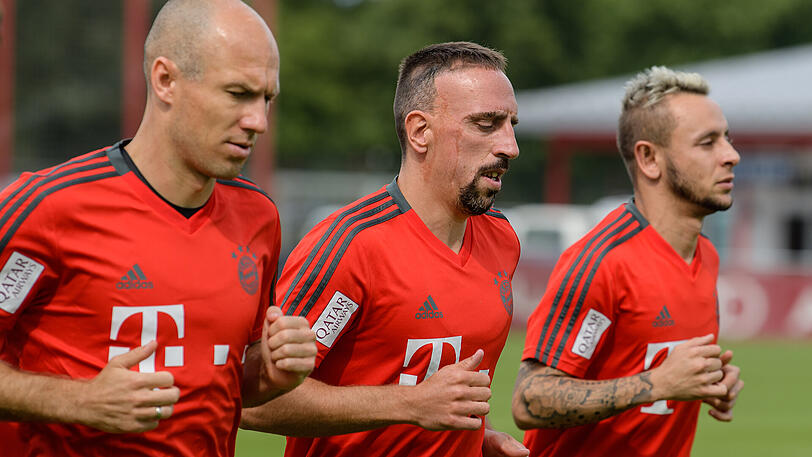 Arjen Robben (li.) und Franck Ribery (Mi.) beim FC Bayern.