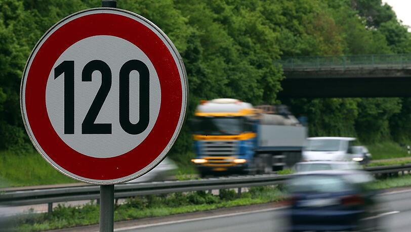 Auf der A94 wird ab dem 1. Februar 2019 auf einem Teilabschnitt eine Geschwindigkeitsbeschränkung von 120 Stundenkilometer gelten. (Symbolbild) Auf der A94 wird ab dem 1. Februar 2019 auf einem Teilabschnitt eine Geschwindigkeitsbeschränkung von 120 Stundenkilometer gelten. (Symbolbild)