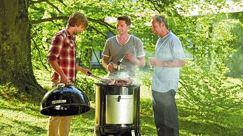 Ganze Garstücke auf dem Grill? Kein Problem: Weber etwa hat Grills mit Bratenkörben oder Hähnchenhaltern im Sortiment.