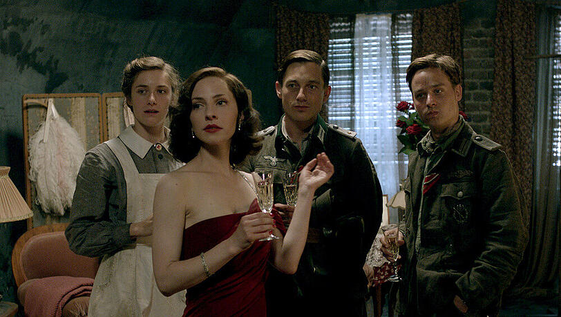 Ein unerwartetes Zusammentreffen der Freunde nach einem Konzert von Greta bei den Truppen an der Ostfront. V.l.n.r.: Charlotte (Miriam Stein), Greta (Katharina Schüttler), Wilhelm (Volker Bruch), Friedhelm (Tom Schilling)