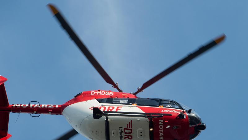 Ein Rettungshubschrauber fliegt über einen Flugplatz. Foto: Stefan Sauer/zb/dpa/Symbolbild Ein Rettungshubschrauber fliegt über einen Flugplatz. Foto: Stefan Sauer/zb/dpa/Symbolbild
