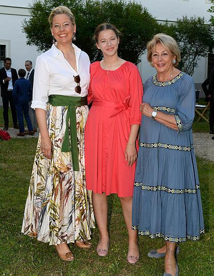 Stephanie Birnthaler mit Tochter und Monika Schmalhofer