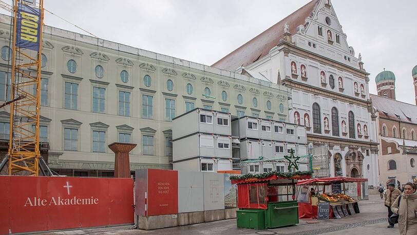 Nun muss sich ein Insolvenzverwalter aus Berlin mit der Alten Akademie befassen. Seit November steht die Baustelle still. Jemand hat ein Sterbekreuz auf den Bauzaun gesprüht. Nun muss sich ein Insolvenzverwalter aus Berlin mit der Alten Akademie befassen. Seit November steht die Baustelle still. Jemand hat ein Sterbekreuz auf den Bauzaun gesprüht.