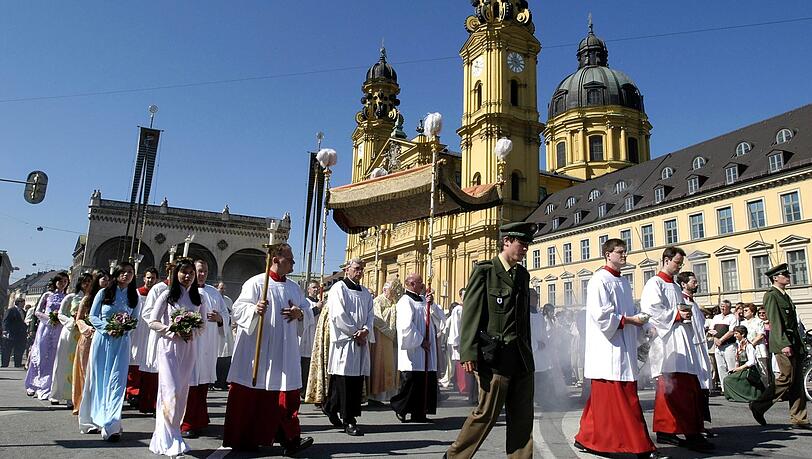 Fronleichnamsprozession durch die Münchner Innenstadt 2006.