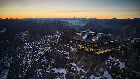 Das Restaurant Panorama 2962 befindet sich in der Gipfelstation der Zugspitze. Gastgeber der "Kitchenparty" ist die Bayerische Zugspitzbahn.