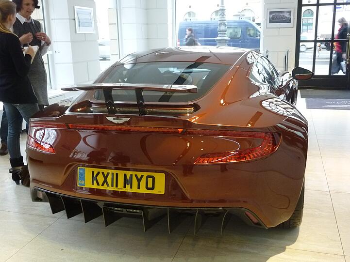 Limitiert auf 77 Stück, 354 Km/h Spitze, 1,7 Millionen Euro teuer: Das sind die Facts des Aston Martin One-77. Die AZ hat sich den Flitzer im Münchner Showroom angeschaut. Die Bilder