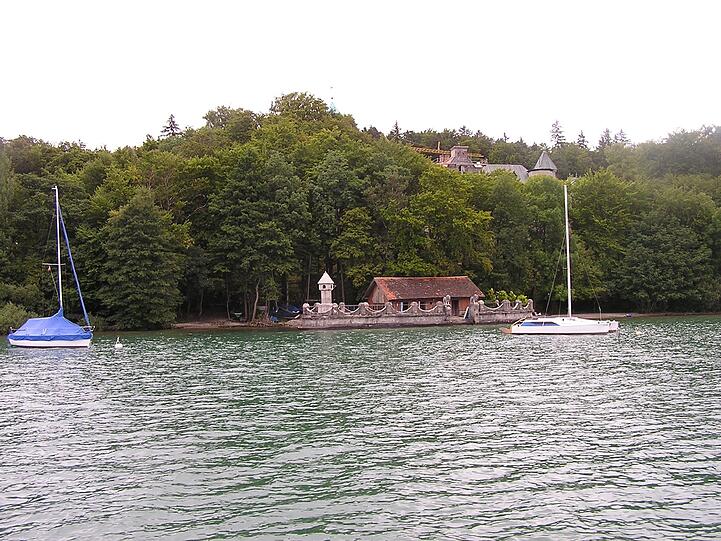 Unterhalb von Schloss Seeburg liegt die historische Hafenanlage, die von der Bayerischen Schlösser- und Seenverwaltung betreut wird.