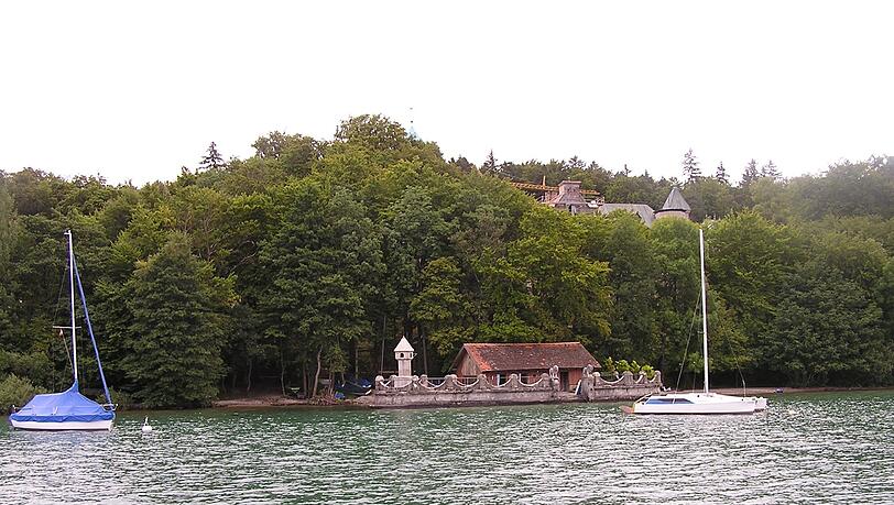 Unterhalb von Schloss Seeburg liegt die historische Hafenanlage, die von der Bayerischen Schlösser- und Seenverwaltung betreut wird. Unterhalb von Schloss Seeburg liegt die historische Hafenanlage, die von der Bayerischen Schlösser- und Seenverwaltung betreut wird.