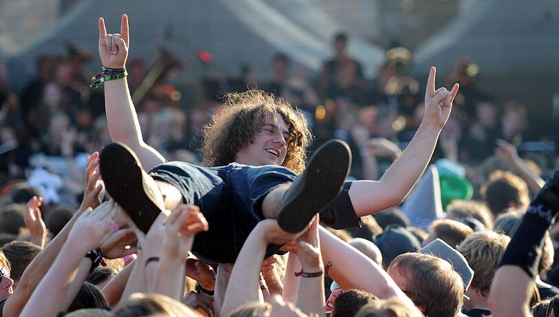 Am Mittwoch kamen die meisten Fans schon angereist, um am Donnerstag das größte Metal-Festival der Welt zu feiern. Aufgrund von Regenfällen waren Teile des Festivalgeländes noch ziemlich matschig - doch wen störts? Die Metall-Fans jedenfalls nicht! Die Bilder von Anreise und erstem Abend