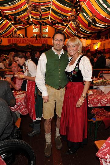 Christa Kinshofer und Mann Dr. Erich Rembeck sind auch im Hippodrom.