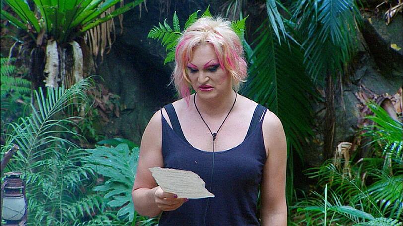Der Kampf um die Dschungelkrone ist voll entbrannt und dabei kommt es auch zu Verstößen gegen die Campregeln. Die Stars bereiten sich gerade auf die Dschungelparty am Abend vor, als Olivia mit der Post vom Dschungelgott kommt und der Brief laut vorliest: &bdquo;Dschungel-Stars! Ihr habt wiederholt gegen die Campregeln verstoßen: Alleiniger Gang zum Wasserfall, Nichttragen des Mikrofons, Schmuggeln von bunten Federn und Abbruch der Feuerwache. Zur Strafe müsst Ihr Euch von Insgesamt sieben Luxusgegenständen trennen. Trefft jetzt Eure Wahl und bringt sie gemeinsam ins Dschungeltelefon.&ldquo;
