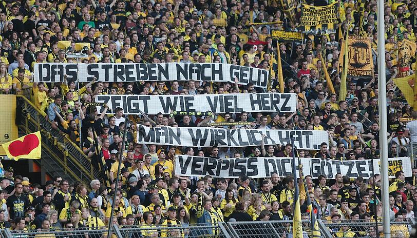 Die Dortmunder Fans machten mit einem Plakat Stimmung gegen die Münchner Neuverpflichtung Mario Götze