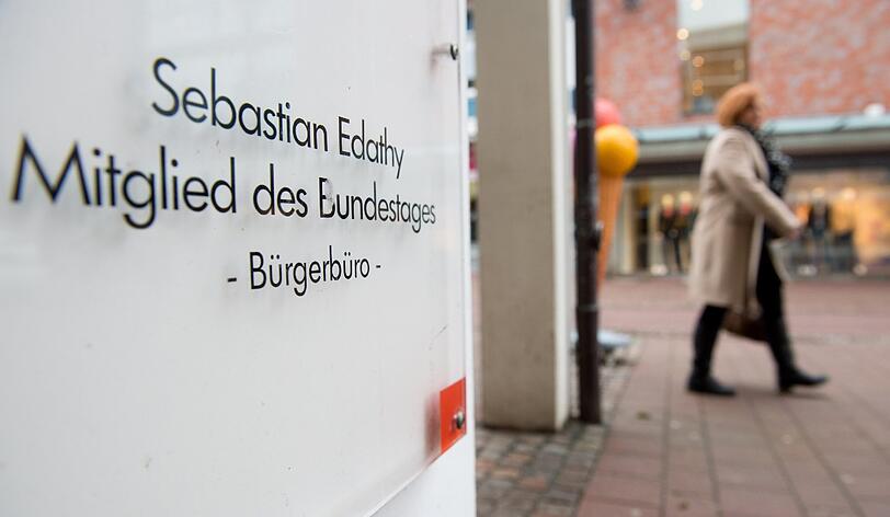 Ein Schild hängt am 11.02.2014 in Nienburg (Niedersachsen) am Eingang vom Bürgerbüro des ehemaligen Bundestagsabgeordneten Sebastian Edathy (SPD).