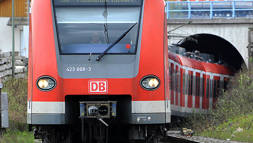 Vermutlich von einer S-Bahn (Symbolbild) erfasst wurde ein 18 Jahre alter Mann aus Maisach. Vermutlich von einer S-Bahn (Symbolbild) erfasst wurde ein 18 Jahre alter Mann aus Maisach.