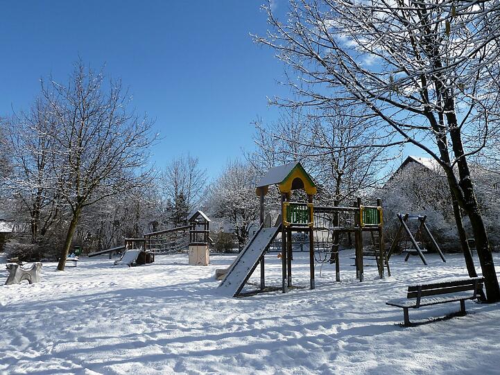 Für gewöhnlich sind auf diesem Spielplatz spielende Kinder zu finden. Doch auch jetzt hat das Szenario einen besonderen Reiz.