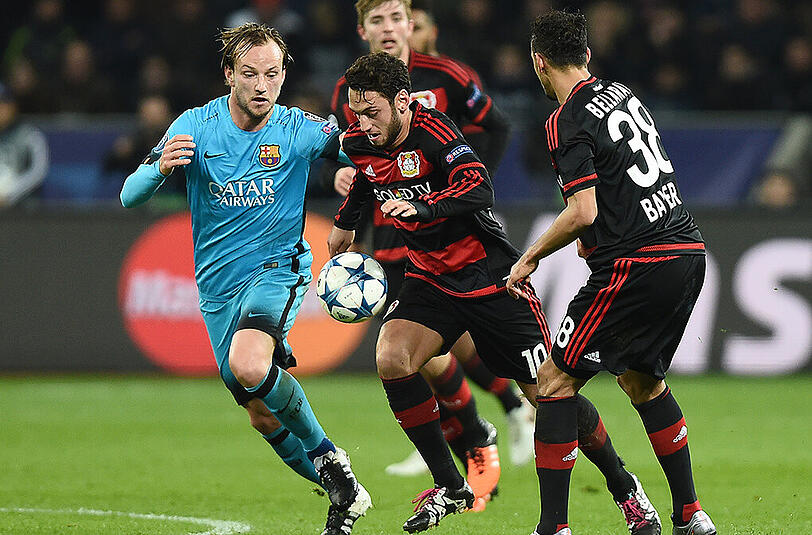 Torchancen ohne Ende hatte Bayer Leverkusen: Her setzt sich Hakan Calhanoglu (Mitte) gegen Ivan Rakitic (links) durch.